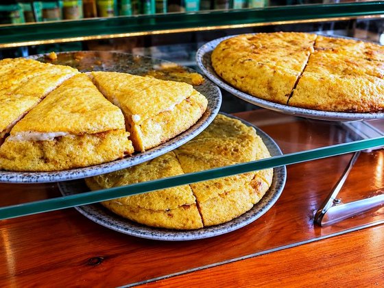 Tortillas de patata en la vitrina