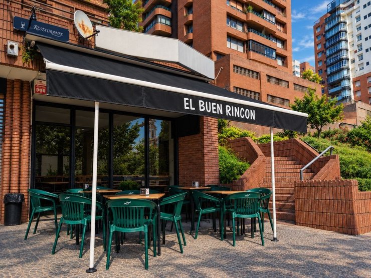Terraza del Buen Rincón con el toldo y las mesas