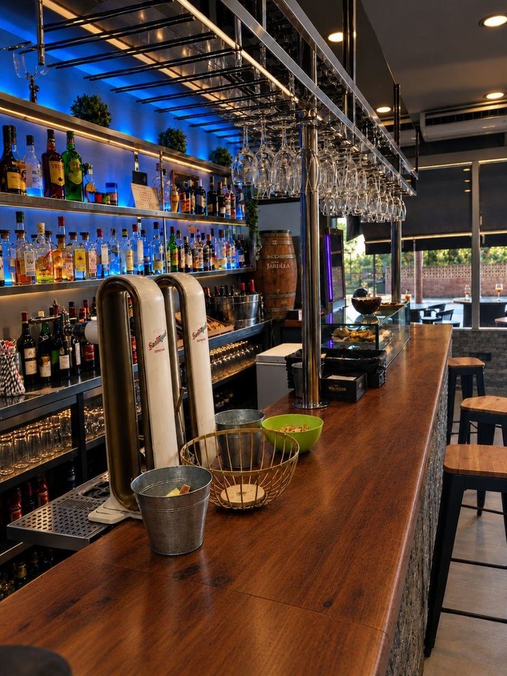La barra del bar, con las botellas al fondo